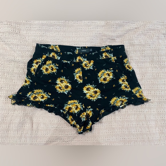 TORRID Sunflower Shorts 2 - Picture 3 of 3